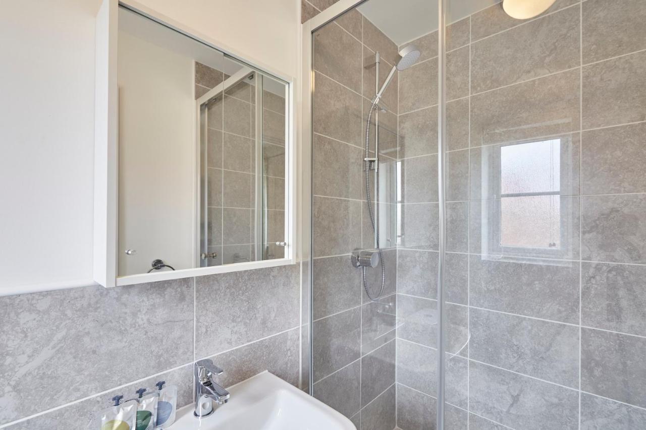 Host & Stay - Cayton Bay Cottage エクステリア 写真